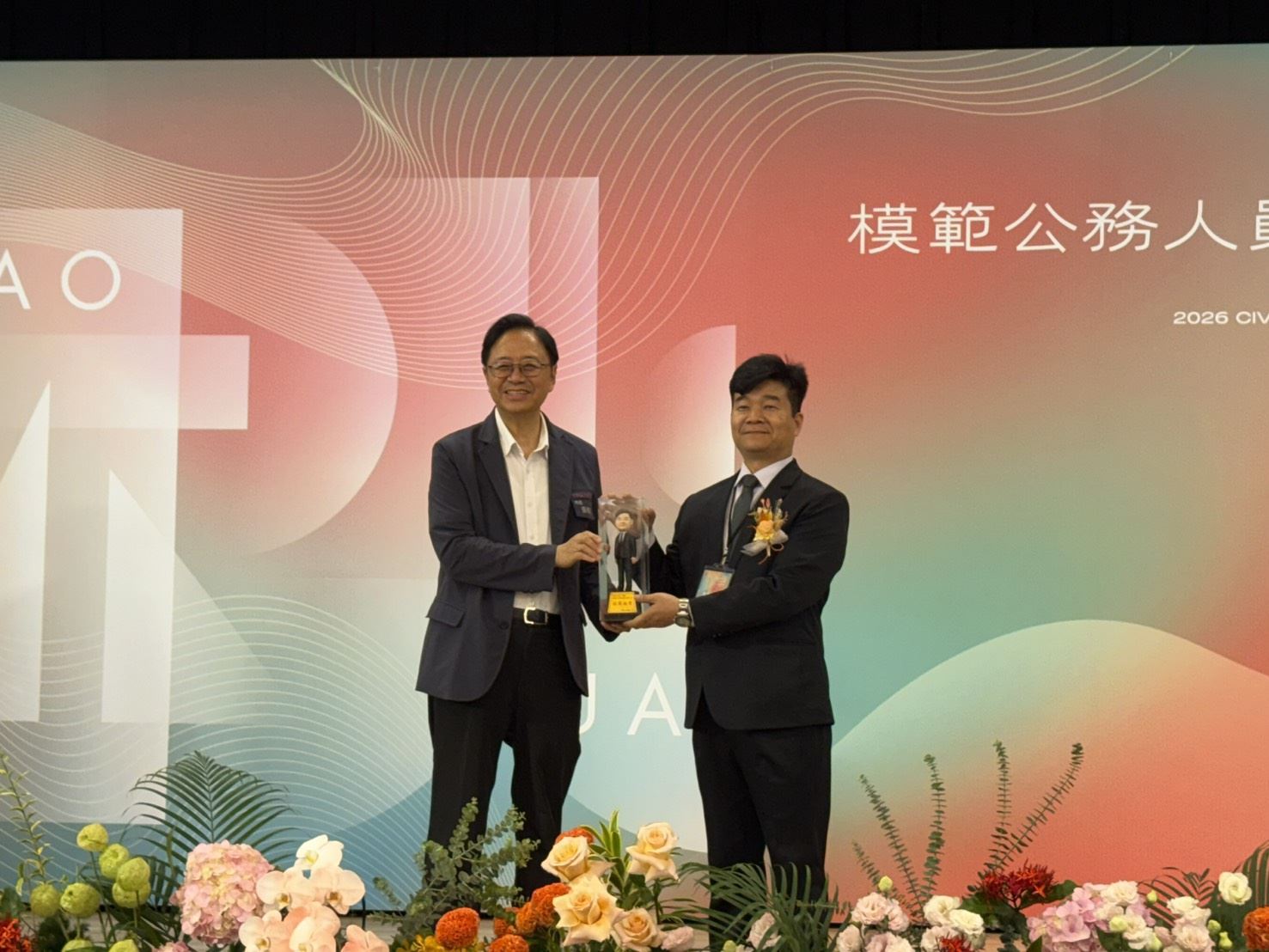 24小時守護桃園的不夜微光！環保局稽查科長謝宏松榮獲模範公務員 用溫柔執法換來城市的寧靜與清新 (1).jpg